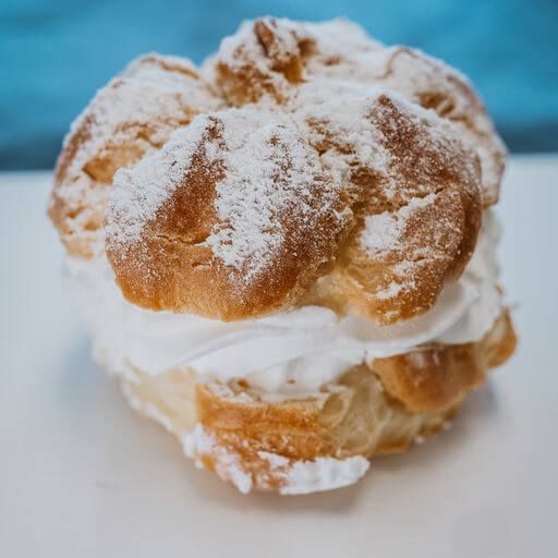 Cream puff dusted with powdered sugar